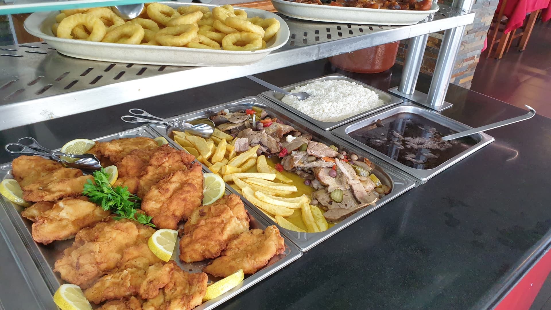 Peixe frito, lulas e arroz no buffet
